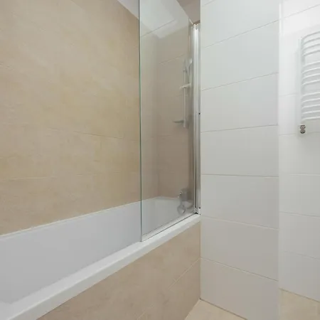 Cosy With A Bath And Parking Space In By Renters * ワルシャワ